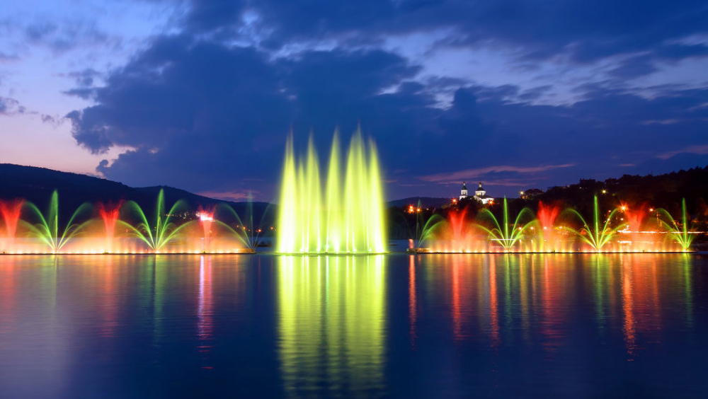 Стартует шоу фонтанов на озере в Абрау-Дюрсо