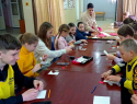 Школьники из Крымского района сделали талисманы для участников СВО 