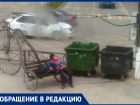 Теперь стало понятно для кого эти красивые лавочки у мусорных баков