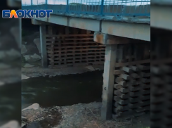Железобетонный мост на границе Абинского и Северского районов держится на деревянных брусках