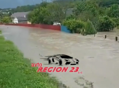 Появилось видео из ст.Нижнебаканской, где вода зашла в жилые дома