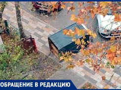 Туалет всю неделю стоит воняет, в плохую погоду его бывает выбрасывает ветром на проезжую часть