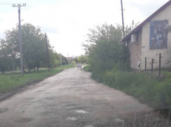 Жители улицы Зелёной хутора  Новоукраинского просят провести ремонт дорожного покрытия