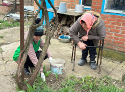 Юные волонтеры из Крымска помогли пенсионерке