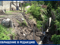 В Крымске мужчине строит забор посреди водоотводного канала