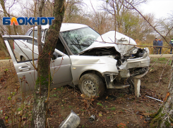 В Крымском районе двое подростков угнали автомобиль  и врезались в дерево