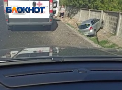 В Крымске автомобиль вылетел с дороги и врезался в железобетонный забор