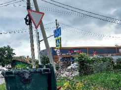 Жители Кырсмка жалуются на состояние территории около мусорных баков по Лагерной
