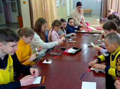 Школьники из Крымского района сделали талисманы для участников СВО 