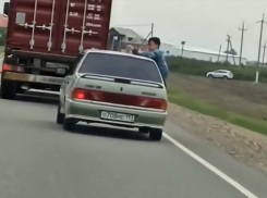 На трассе Крымск - Славянск-на-Кубани подростки высовывались из окон автомобиля и открывали двери 