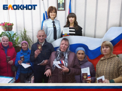 В Крымске вручили паспорта семерым гражданам, прибывшим с территорий Донецкой и Луганской народных республик