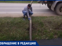 «Сливает нечисти»: в Крымске заметили мужчину сливающего отходы в ливневку 