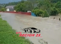 Появилось видео из ст.Нижнебаканской, где вода зашла в жилые дома