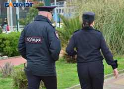 Два нетрезвых жителя Крымска украли травматический пистолет и 70 тысяч рублей