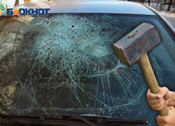 В Крымском районе пенсионер разбил кувалдой автомобиль и угрожал убить знакомого 