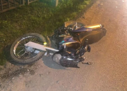 В Абинском районе  20-летний мотоциклист без прав  врезался в иномарку