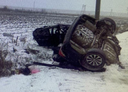 Автомобиль разорвало на две части после столкновения со столбом в Абинске 