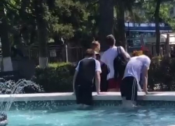 Это опасно: крымские подростки купаются в фонтанах