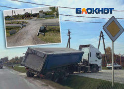 В Крымске на улице Луначарского большегруз не вписался в поворот и застрял в ливневке