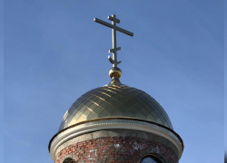 В Крымске освятили крест и установили его на купол храма