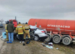 Водитель легкового автомобиля погиб при столкновении с бензовозом в Темрюкском районе