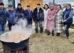 С пловом и пирогами: как встречают участников СВО в станице Варениковская