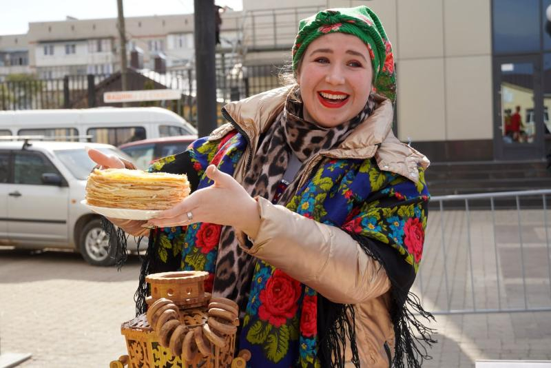 В Крымске поставили рекорд по изготовлению самого большого торта: испекли 500 блинов