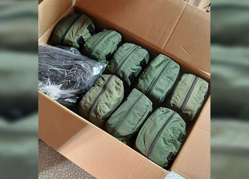 В Крымске добровольцы из группы «V помощь солдатам» шьют аптечки, делают носилки, собирают вещи и отправляют на фронт