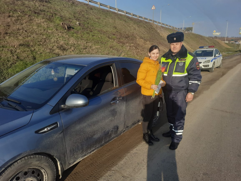 «Цветы для автоледи»: в Крымске сотрудники полиции поздравили женщин с 8 марта