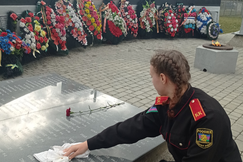 «Память поколений»: молодежь станицы Варениковская провели уборку на мемориалах