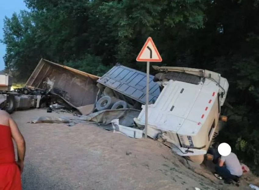 На объездной в Абинске КамАЗ из-за лопнувшего колеса влетел в тягач