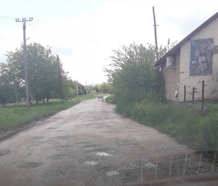 Жители улицы Зелёной хутора  Новоукраинского просят провести ремонт дорожного покрытия