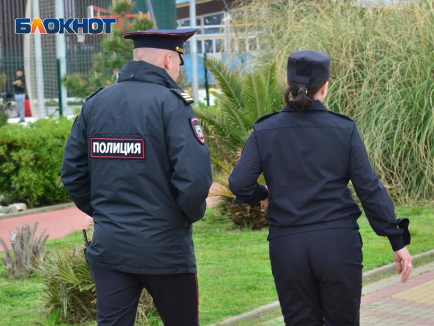 Два нетрезвых жителя Крымска украли травматический пистолет и 70 тысяч рублей