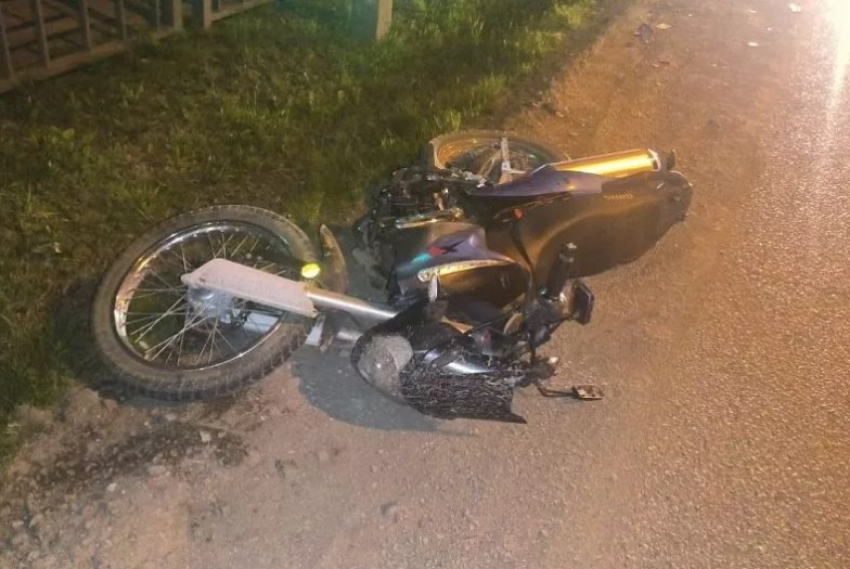 В Абинском районе  20-летний мотоциклист без прав  врезался в иномарку