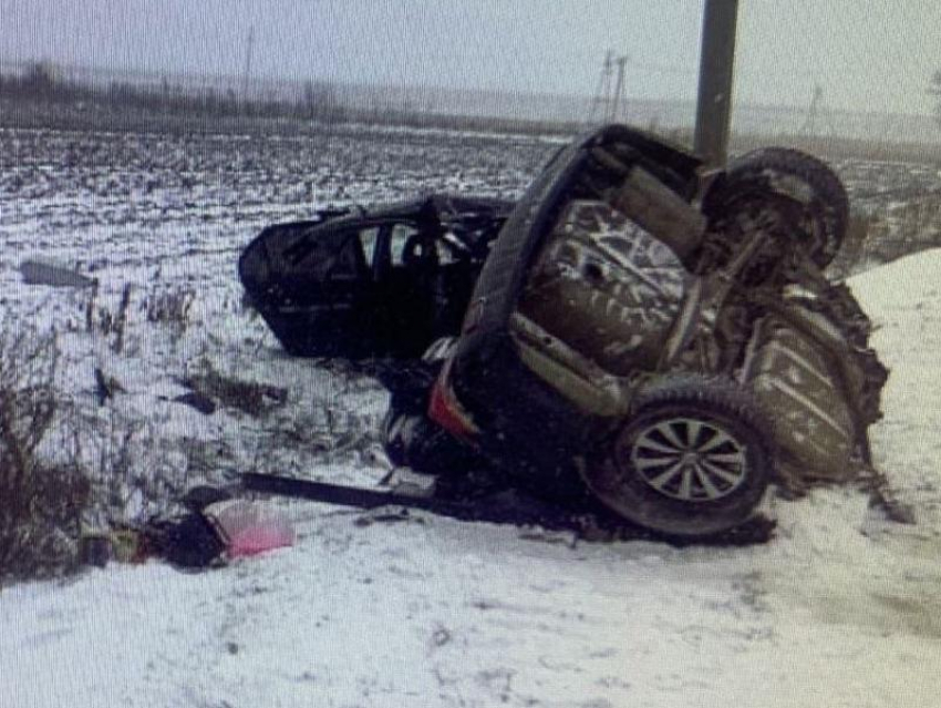 Автомобиль разорвало на две части после столкновения со столбом в Абинске 