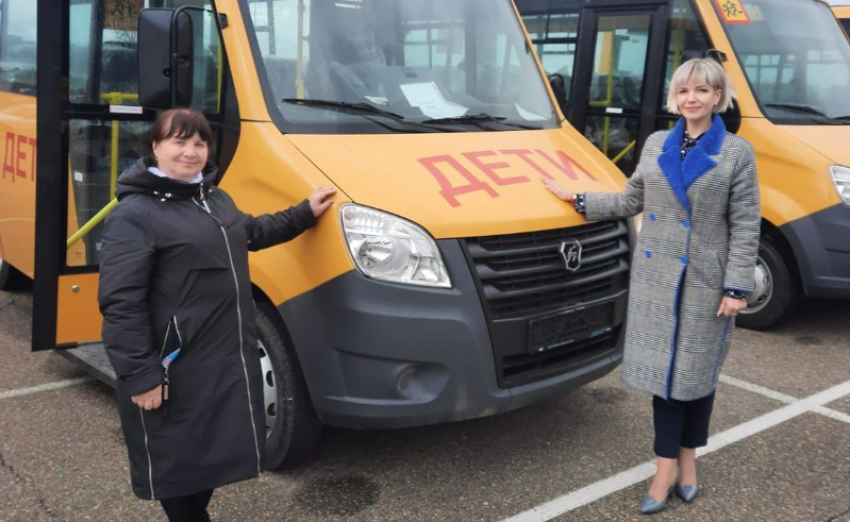Школы из Крымского района получили два новых автобуса 