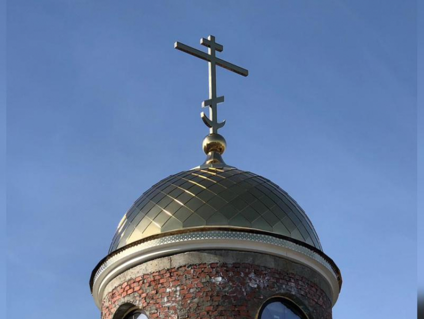 В Крымске освятили крест и установили его на купол храма