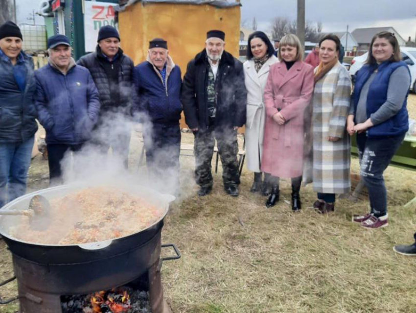 С пловом и пирогами: как встречают участников СВО в станице Варениковская